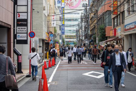 Téléchargez les photos : Tokyo, Japon, 6 novembre 2023 : Scène de rue animée dans la ville de Tokyo - en image libre de droit