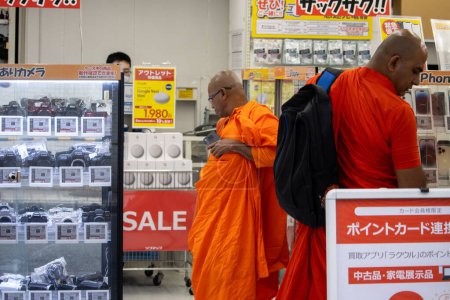 Téléchargez les photos : Tokyo, Japon, 6 novembre 2024 : Les moines bouddhistes achètent pour l'électronique - en image libre de droit