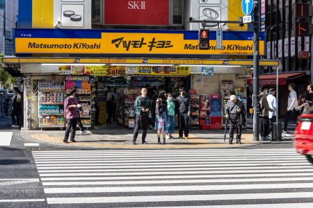 Téléchargez les photos : Tokyo, Japon, 7 Novembre 2024 : Busy Street Corner avec Matsumoto Kiyoshi Storefront - en image libre de droit