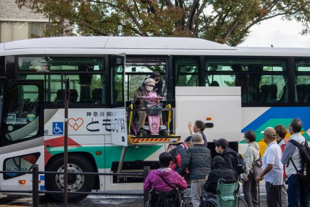Téléchargez les photos : Tokyo, Japon, 7 Novembre 2024 : Accessibilité Ascenseur en service dans les bus publics - en image libre de droit