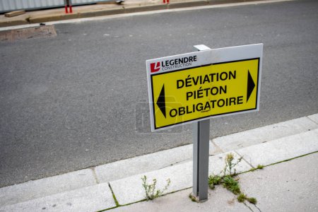Foto de París, Francia, 8 de noviembre de 2024: Señal de desviación peatonal obligatoria - Imagen libre de derechos