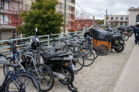 Téléchargez les photos : Paris, France, 8 Novembre 2024 : Urban Bike and Motorcycle Parking - en image libre de droit