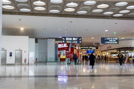 Téléchargez les photos : Paris, France, 8 Novembre 2024 : Aéroport Occupé Terminal Intérieur avec Magasins et Panneaux Directionnels - en image libre de droit