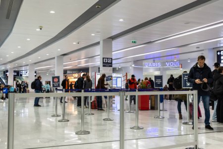 Téléchargez les photos : Paris, France, 8 novembre 2024 : Arrivée à l'aéroport avec les voyageurs - en image libre de droit