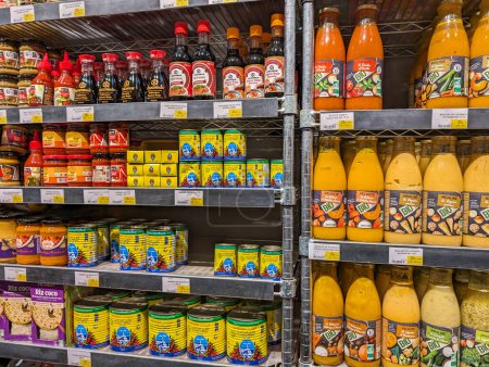 Foto de Francia, 2 de marzo de 2024: Varios productos de alimentación en los estantes de los supermercados - Imagen libre de derechos