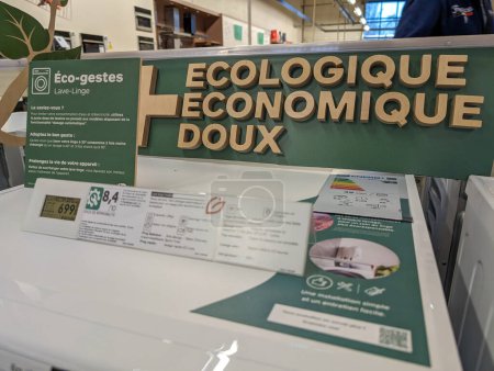 Foto de Francia, 2 de marzo de 2024: Promoción de la lavadora ecológica y económica - Imagen libre de derechos