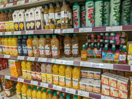 Téléchargez les photos : France, 6 Mars 2024 : Supermarché Allée des boissons avec diverses marques de jus - en image libre de droit