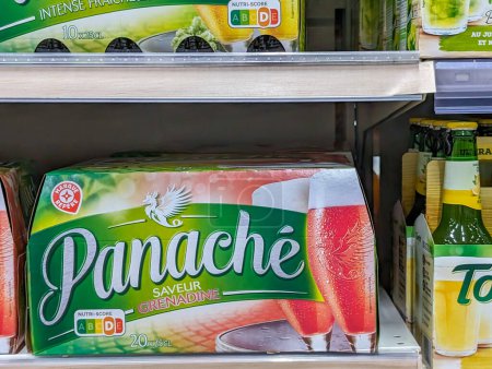 Foto de Francia, 6 de marzo de 2024: Cerveza Panache y soda superior en el estante del supermercado - Imagen libre de derechos