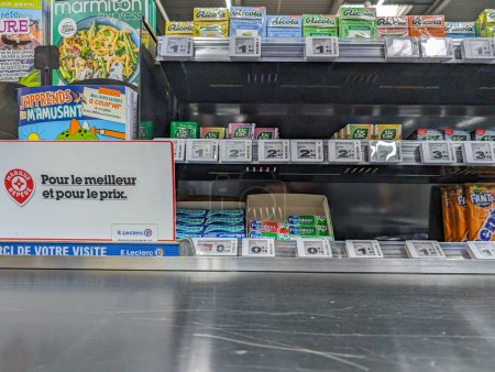 Téléchargez les photos : France, 6 mars 2024 : Etagère Supermarché avec Variété de Produits Emballés - en image libre de droit