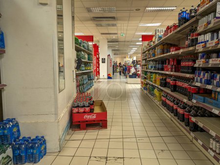 Foto de Francia, 6 de marzo de 2024: Interior del supermercado con marcas de bebidas - Imagen libre de derechos