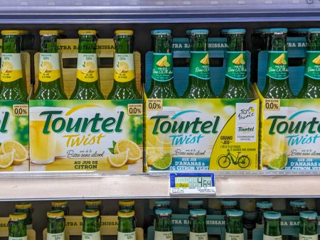 Téléchargez les photos : France, 6 mars 2024 : Boissons sans alcool sur les tablettes des supermarchés - en image libre de droit