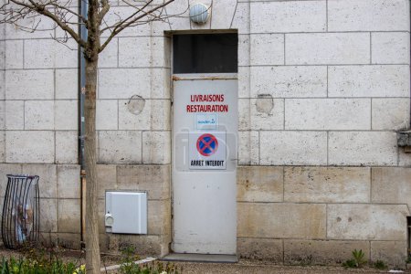 Téléchargez les photos : France, 10 Mars 2024 : Pas de signe de stationnement sur l'entrée de livraison pour le restaurant - en image libre de droit