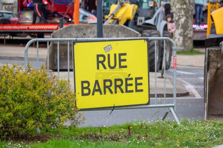 Téléchargez les photos : France, 24 mars 2024 : Fermeture de la route jaune pendant la construction de la rue - en image libre de droit