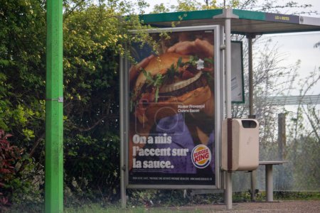 Foto de Francia, 06 Abril 2024: Burger King Anuncio en la parada de autobús - Imagen libre de derechos