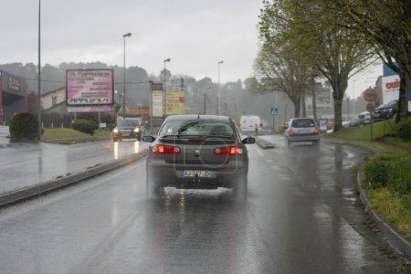 Téléchargez les photos : France, 01 Avril 2024 : Circulation Pluvieuse sur City Road - en image libre de droit
