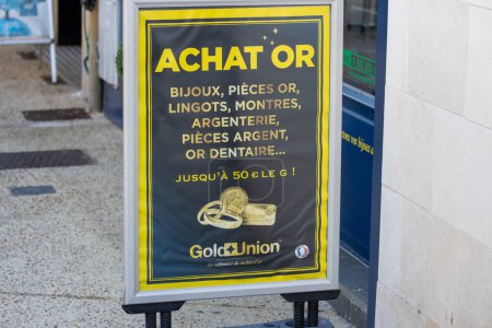 Foto de Francia, 30 de marzo de 2024: Anuncio de compra de oro en el entorno urbano - Imagen libre de derechos