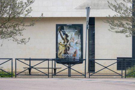 Téléchargez les photos : France, 07 Avril 2024 : Publicité Panneau publicitaire pour France TV - en image libre de droit