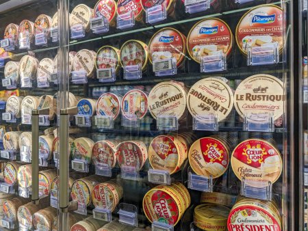 Téléchargez les photos : France, 23 mars 2024 : Assortiment de fromages français au réfrigérateur des supermarchés - en image libre de droit