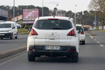 Téléchargez les photos : France, 21 Mars 2024 : Circulation Urbaine avec Peugeot Car - en image libre de droit