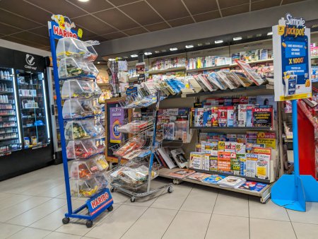 Foto de Francia, 21 de marzo de 2024: Stand de la revista minorista en la tienda de conveniencia - Imagen libre de derechos