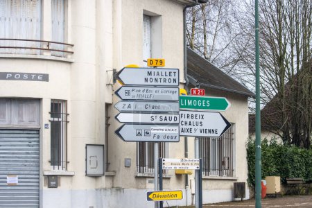Foto de Francia, 30 de marzo de 2024: Señales de tráfico direccionales en una intersección francesa - Imagen libre de derechos