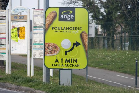 Téléchargez les photos : France, 21 Mars 2024 : Panneau publicitaire pour Ange Bakery près de Auchan - en image libre de droit