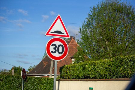 Foto de Francia, 11 de abril de 2024: Límite de velocidad 30 Road Sign in a Residential Área - Imagen libre de derechos