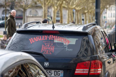 Téléchargez les photos : France, 10 Mars 2024 : Harley Davidson Branding on Car in Urban Setting - en image libre de droit
