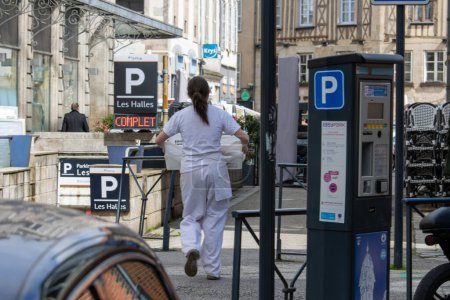 Téléchargez les photos : France, 30 Mars 2024 : Parking municipal avec terminal de paiement électronique - en image libre de droit