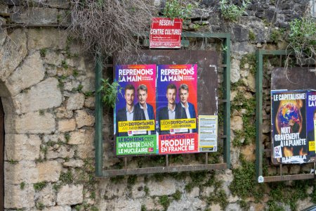 Téléchargez les photos : France, 07 Avril 2024 : Affiches de Campagne Politique sur un Mur de Pierre - en image libre de droit