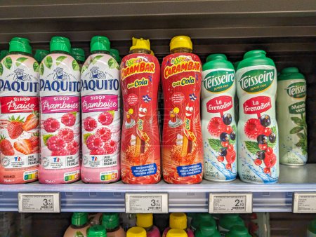 Téléchargez les photos : France, 23 mars 2024 : Assortiment de sirops français sur les rayons des supermarchés - en image libre de droit