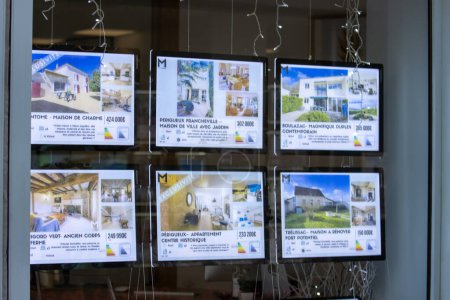 Téléchargez les photos : France, 22 Mars 2024 : Fenêtre Immobilière Affichage des Annonces immobilières - en image libre de droit
