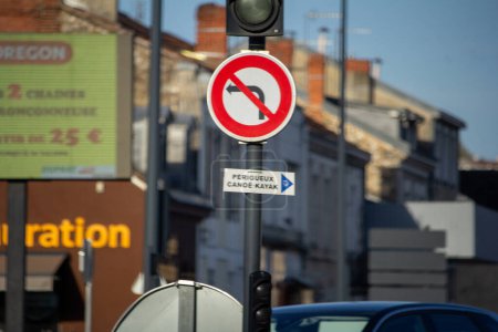 Foto de Francia, 11 de abril de 2024: No hay anuncios de aparcamiento en Urban Street - Imagen libre de derechos
