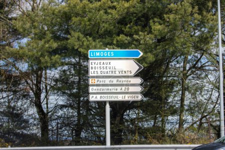 Téléchargez les photos : France, 30 mars 2024 : Indications routières vers Limoges - en image libre de droit