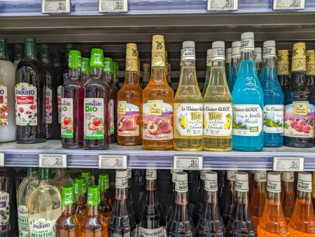 Téléchargez les photos : France, 23 Mars 2024 : Sirops biologiques assortis sur les étagères des supermarchés - en image libre de droit