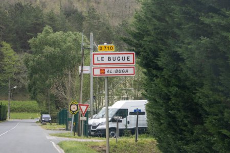 Téléchargez les photos : France, 07 avril 2024 : Panneau indiquant la direction du Bugue parmi les environs verdoyants - en image libre de droit