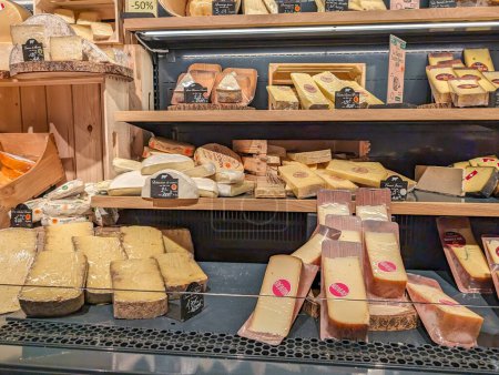 Foto de Francia, 16 de marzo de 2024: Exposición de una selección de quesos franceses en una tienda de gastronomía - Imagen libre de derechos