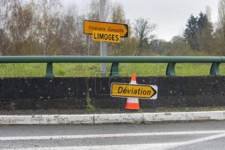 Foto de Francia, 30 de marzo de 2024: Señales de tráfico direccionales para Limoges con indicador de desviación en la autopista francesa - Imagen libre de derechos