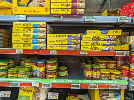 Téléchargez les photos : France, 19 mars 2024 : Assortiment de produits alimentaires mexicains sur les étagères des supermarchés - en image libre de droit
