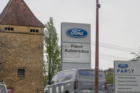 Foto de Francia, 07 Abril 2024: Ford Parot Señalización automotriz frente a un edificio de piedra. - Imagen libre de derechos