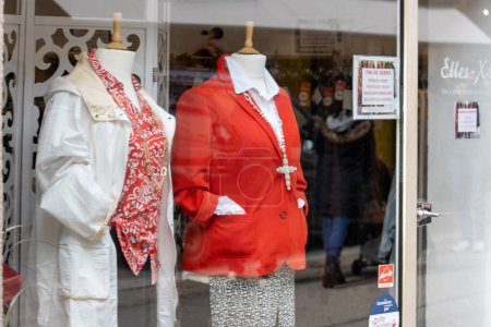 Téléchargez les photos : France, 30 Mars 2024 : Mannequins affichant des vêtements à la mode dans une fenêtre de magasin de détail. - en image libre de droit