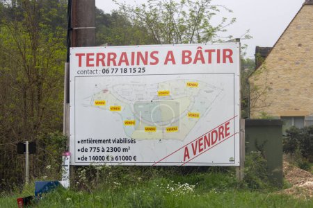 Foto de Francia, 07 de abril de 2024: Terreno inmobiliario en venta en una zona rural. El signo indica varios tamaños de parcela y precios. - Imagen libre de derechos
