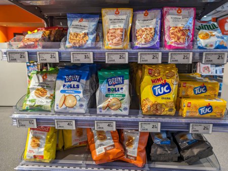 Téléchargez les photos : France, 31 Mars 2024 : Snacks d'épicerie sur les étagères des supermarchés. - en image libre de droit