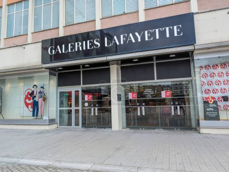 Téléchargez les photos : France, 30 mars 2024 : Entrée du magasin Galeries Lafayette en France. - en image libre de droit
