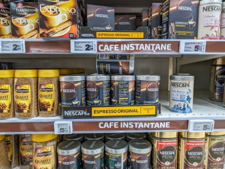 Téléchargez les photos : France, 11 Mars 2024 : Une variété de marques de café instantané affichées sur les étagères des supermarchés - en image libre de droit