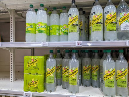 Foto de Francia, 11 de abril de 2024: Botellas de Schweppes y Sprite en el estante del supermercado - Imagen libre de derechos