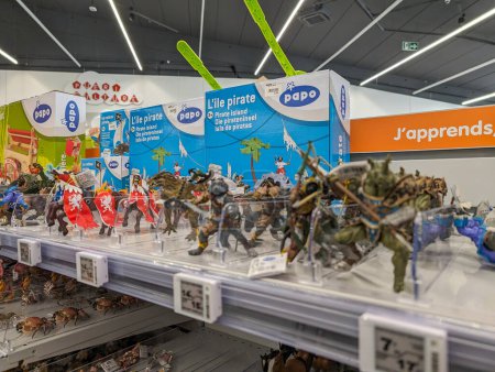 Foto de Francia, 26 de abril de 2024: Exposición de figuras de juguetes Papo en una tienda minorista - Imagen libre de derechos