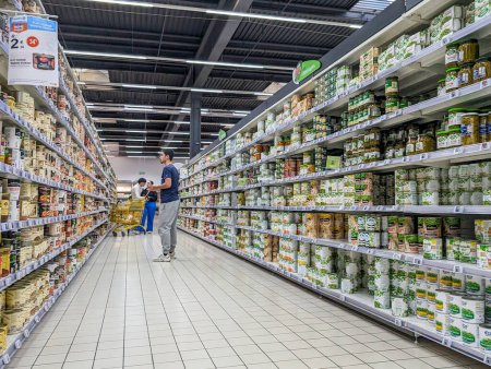 Téléchargez les photos : France, 11 Avril 2024 : Jeune homme faisant ses courses dans la section des aliments biologiques d'un supermarché - en image libre de droit