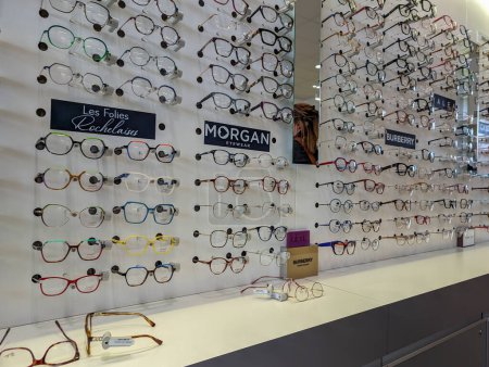 Foto de Francia, 26 de abril de 2024: Expositor de gafas con las marcas Morgan y Burberry - Imagen libre de derechos