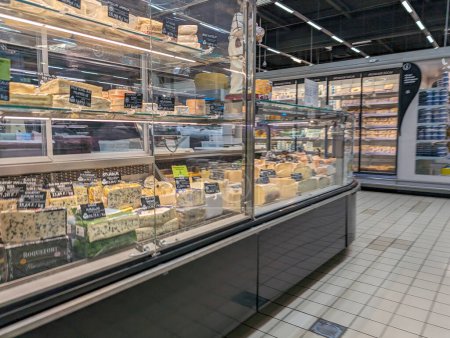Téléchargez les photos : France, 11 avril 2024 : Allée des Fromages au Supermarché avec Large Sélection - en image libre de droit